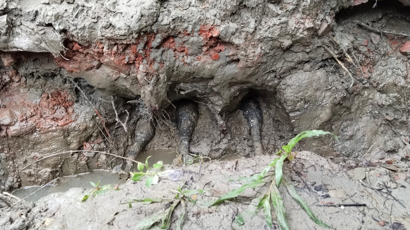 লক্ষ্মীপুরে মাটি খুঁড়ে মিলল তিন মর্টার শেল